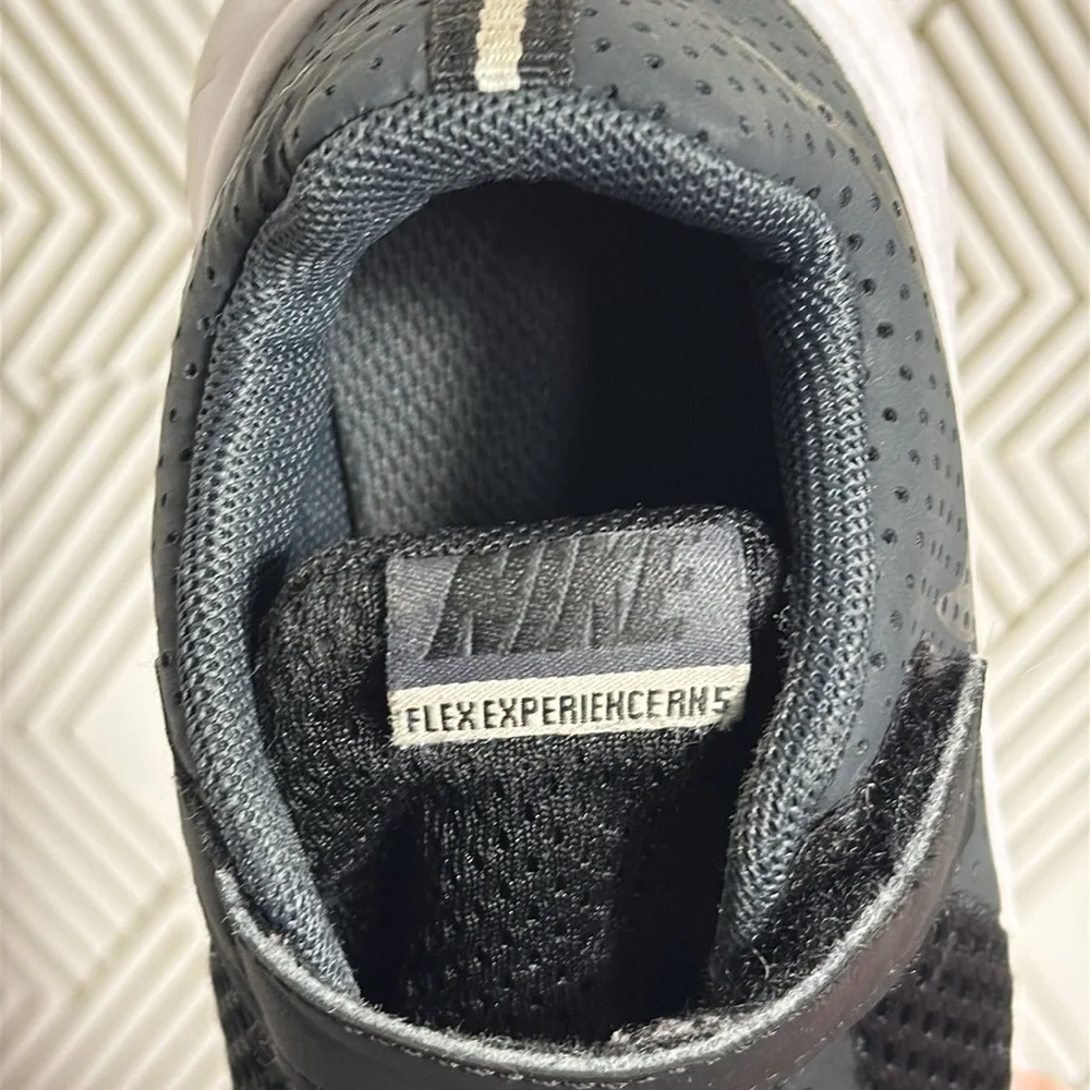 Nike‎ sneakers Black and White tennis shoes  Breathable Mesh size 6 lightweight